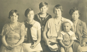Lee in sailor suit with his mother and siblings, 1926